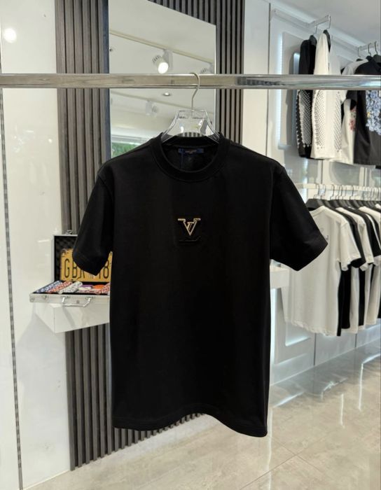 Tricou Louis Vuitton bărabți.