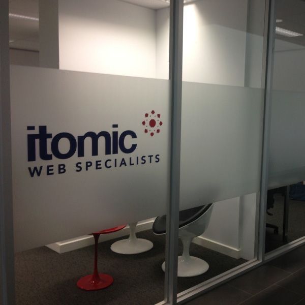 Матовая пленка на стеклянные перегородки в офисы| TUMANKA.UZ