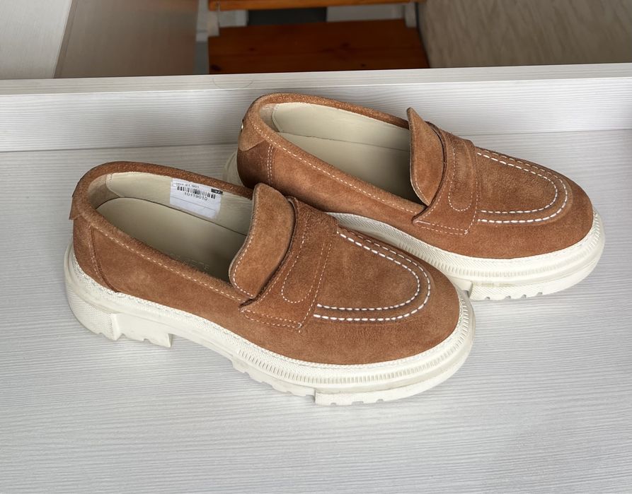 Замшовый лофер (обувь)