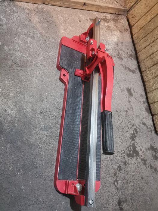 Машина за рязане на плочки.