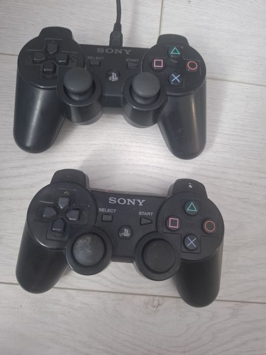 Vând PlayStation 3 slim