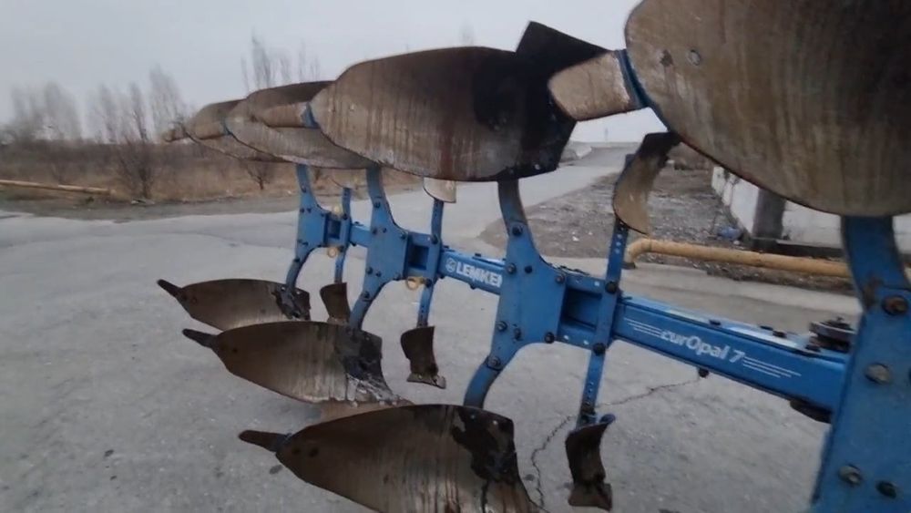 "Orion" traktor sotiladi. Aylanadigan Pligi, dlinniy bazasibilan birga