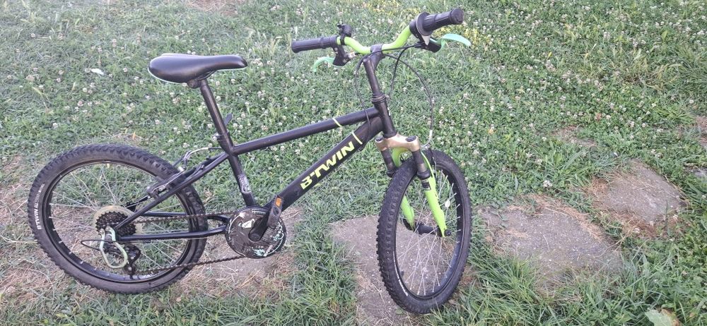 Bicicleta BT'WIN 26 inch cu suspensie numai in fata si are 6 viteze