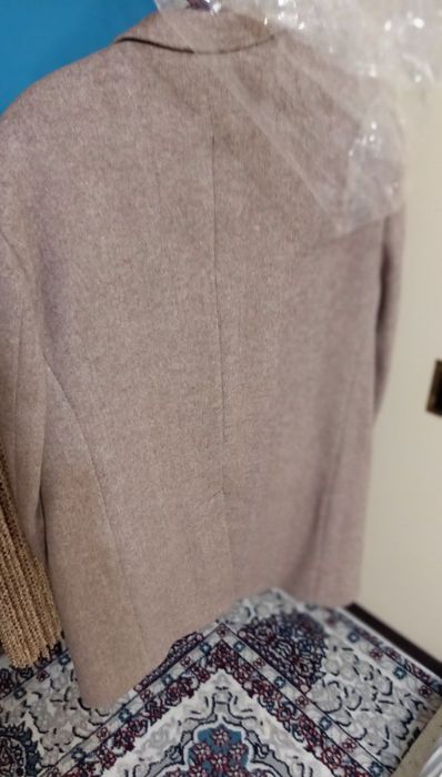 Erkaklar kiyimi paltosi sotiladi