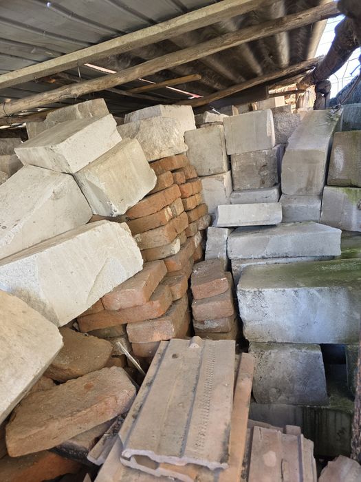 Cărămidă veche si boltari reutilizabili.