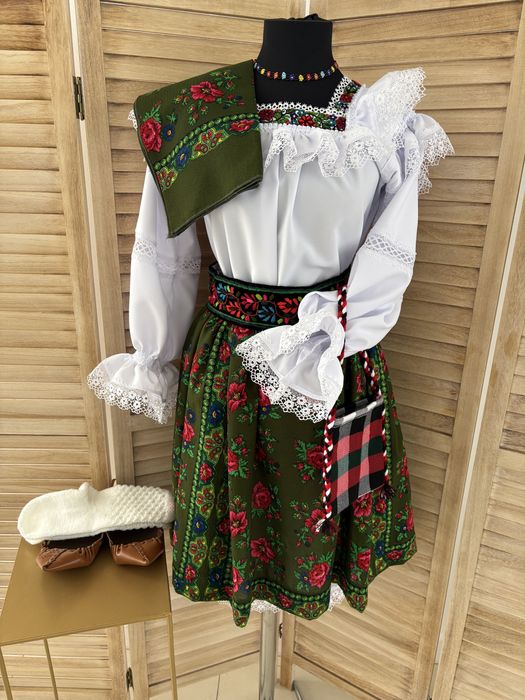 Costum popular pentru doamne și domnișoare de Maramureș complet