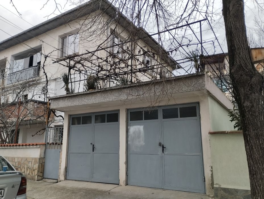 Етаж от къща в град Сандански с двор, механа, гараж и летна кухня