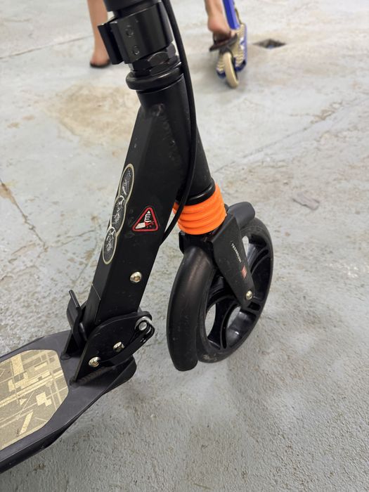 Самокат с двумя амортизаторами