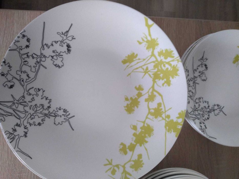 Set elegant din 30 de farfurii și ceșcuțe