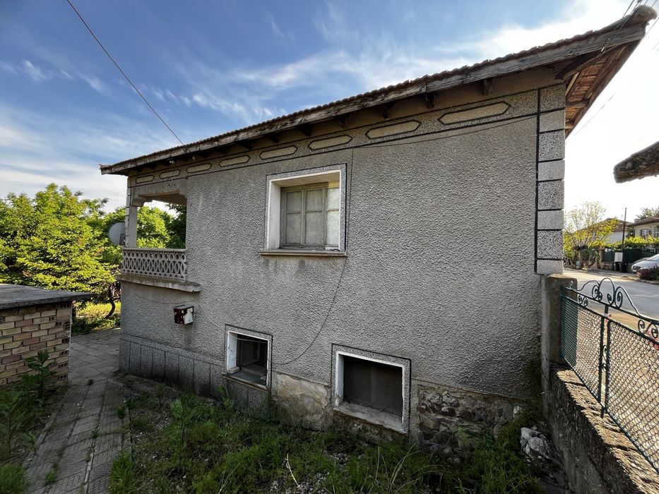 Продавам двуетажна къща с двор частно лице