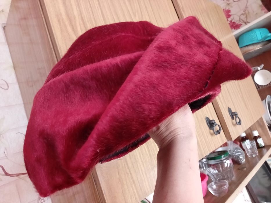 Женская шапочка, красный цвет