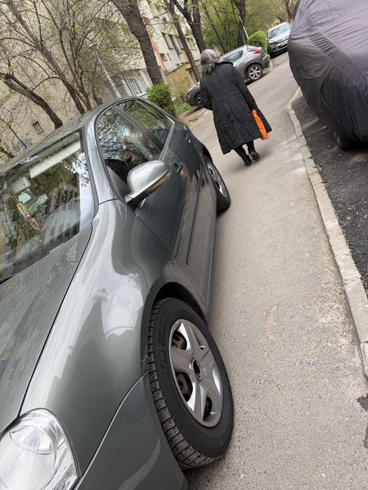 Golf  5. 2004   1.6 FSI