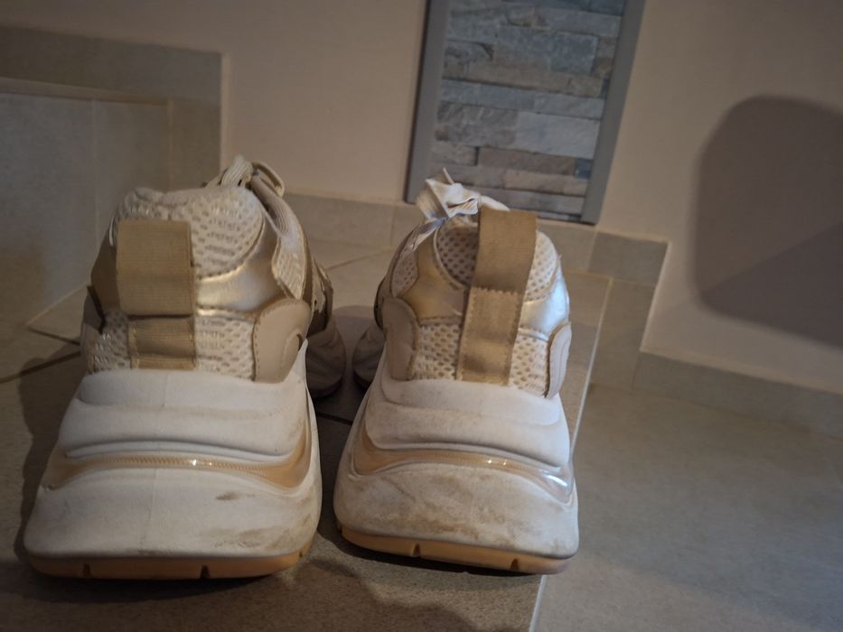 Дамски маратонки златно