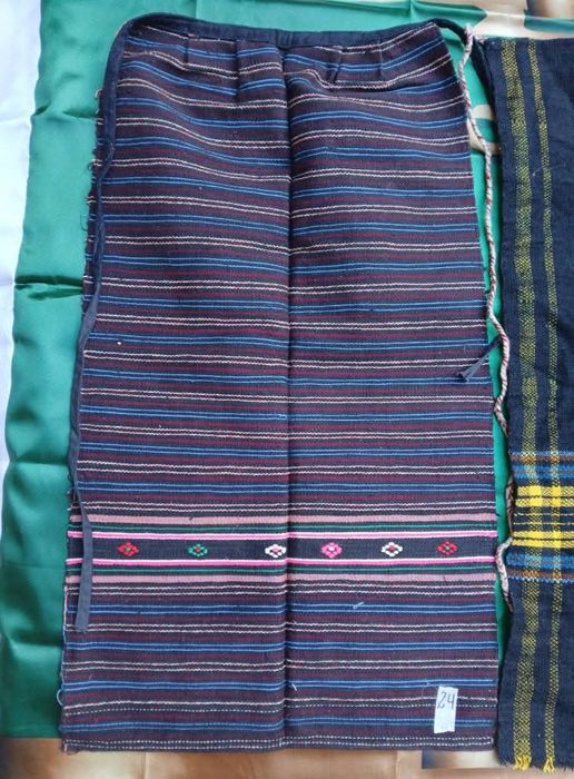 Носия народна престилка