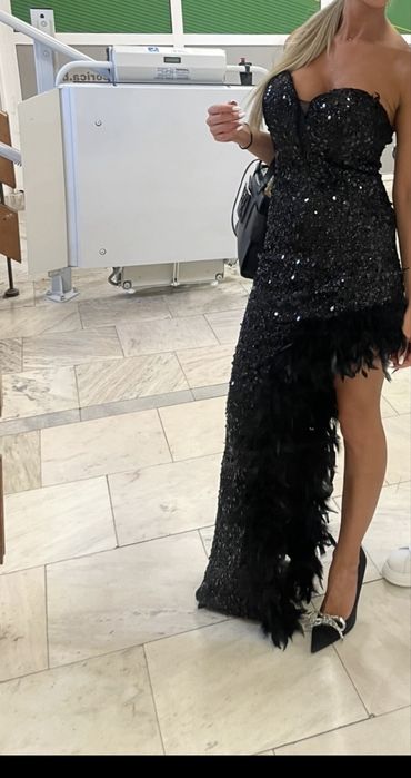 Официална черна рокля с естествени пера