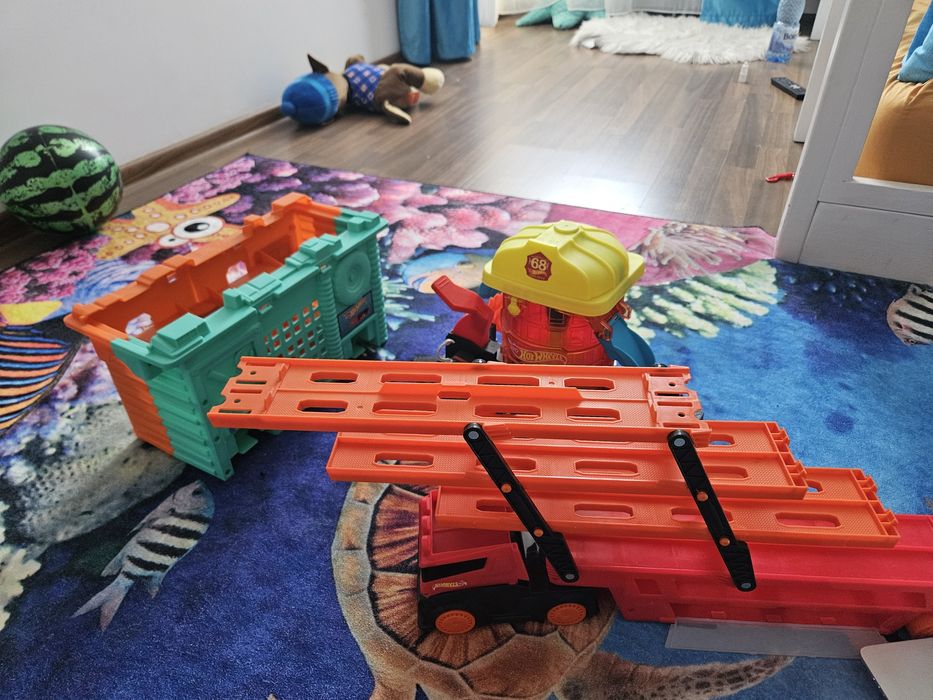 Camion, pista sI garaj Hotweels