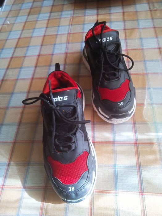 Кроссовки спортивные