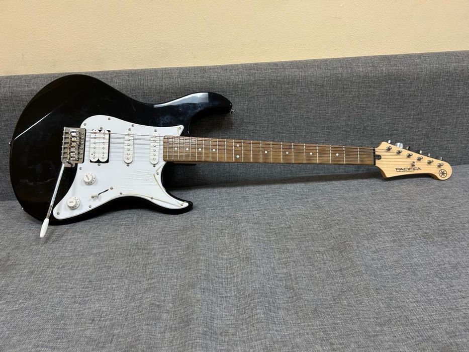 продам электрогитрау yamaha