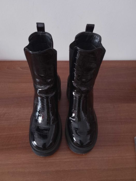 Дамски лачени боти