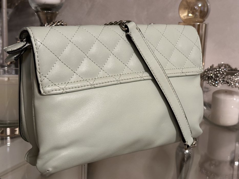 Geanta Guess de piele ecologica cu bareta de umar si aspect matlasat