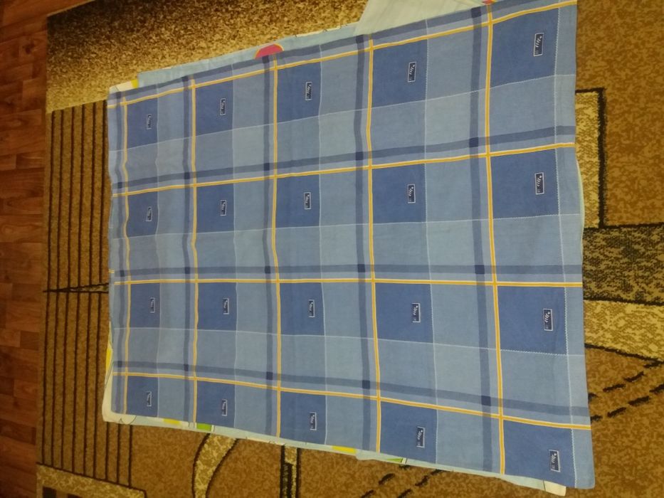 Два пододеяльника,простынь и навлочка.