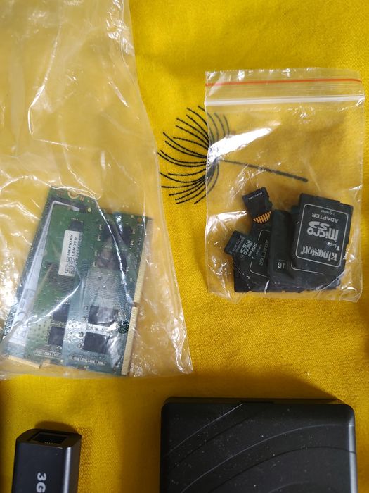 Doua hdduri unu de 2 tb si altul de 1 tb ,carduri SD  si stickuri