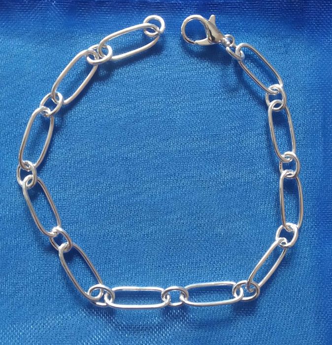 Нова, сребърна гривна. Голям избор от различни модели. Всяка- в кутия.