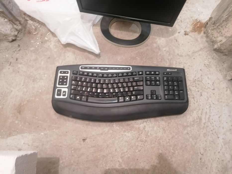 Компютър  стар. Но работи