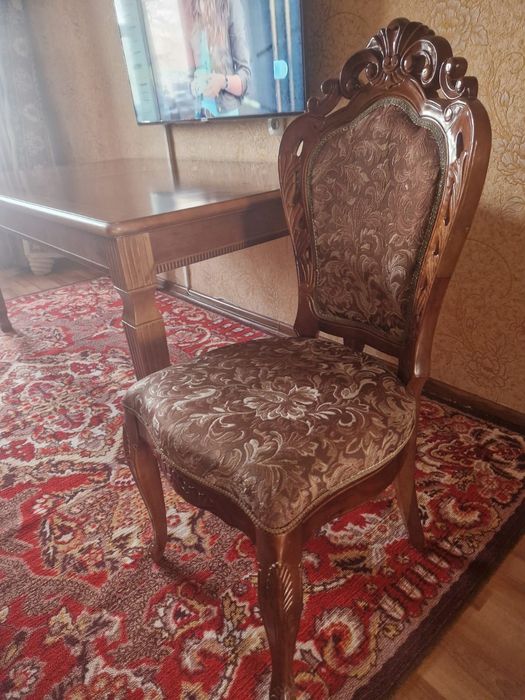 Продам дубовый стол со стульями