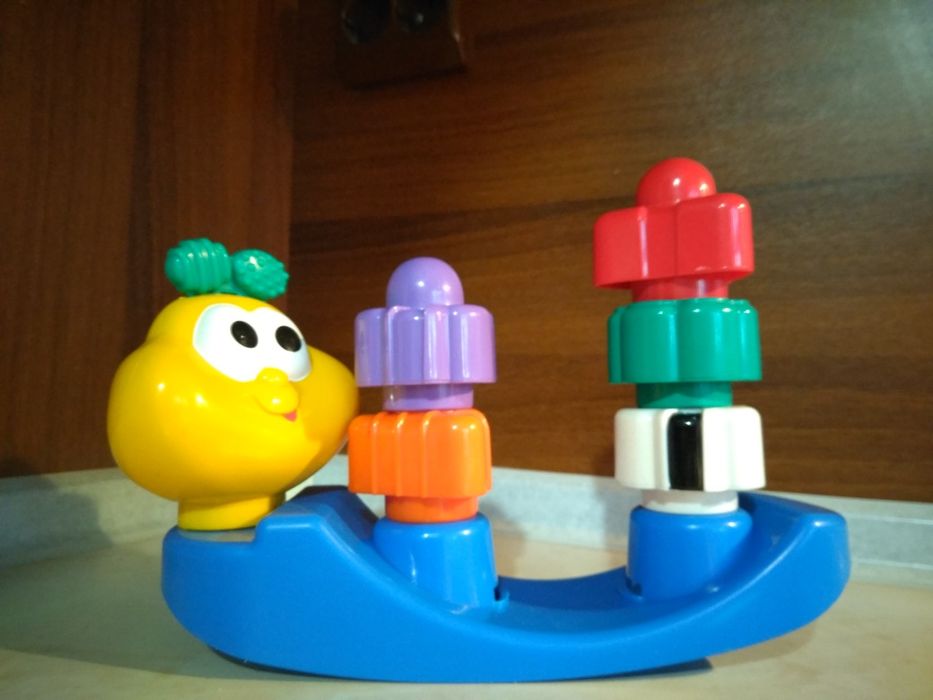 Люлеещ се музикален охлюв със сортиране по форми и цветове -6+ месеца