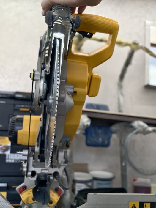 Пила торцовочная DeWALT DWS780