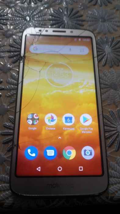Телефон моторола работи перфектно макар чее пукнат