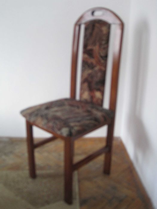 Продавам дървен стол с тапицерия