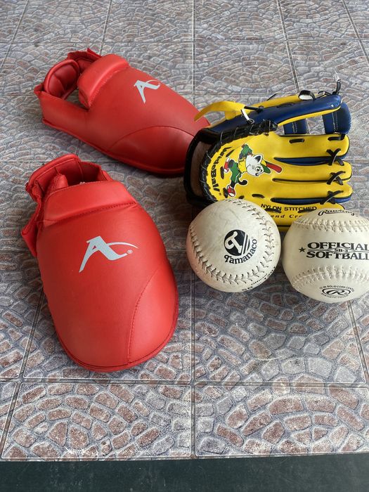 Mingi și mănușă de baseball; aparători picioare