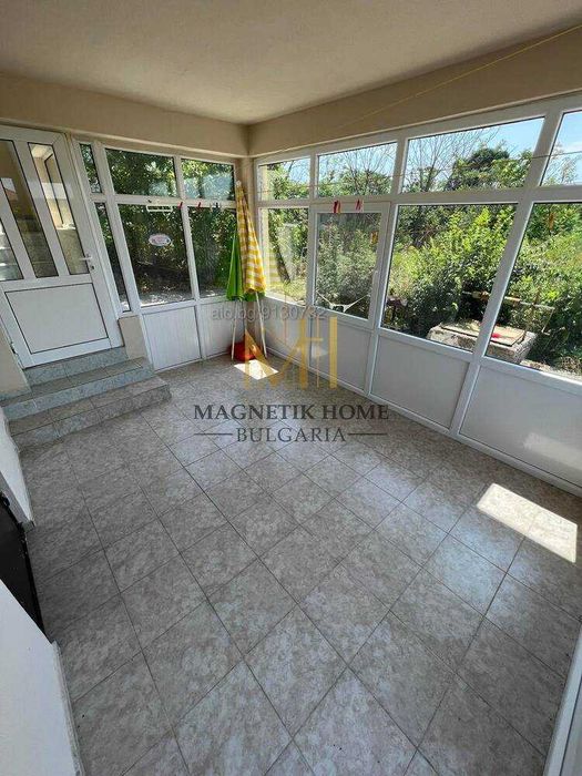 Съвременна двуетажна къща с 3 спални и огромен двор в с. Трояново