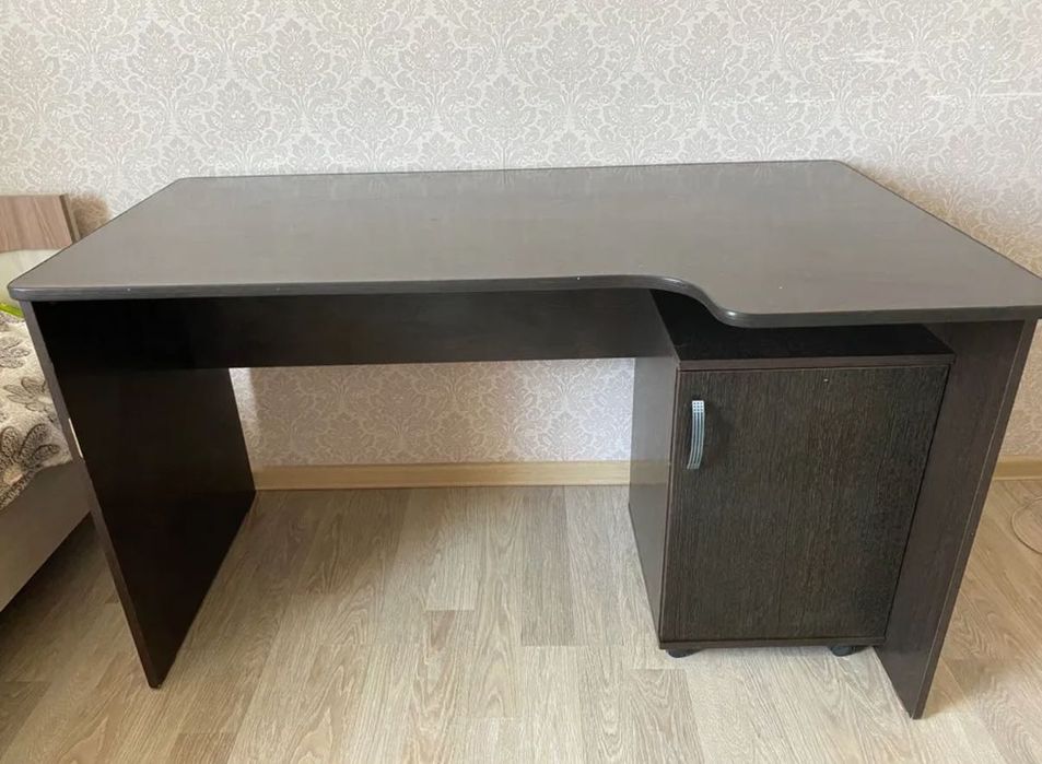 Рабочий стол с тумбой