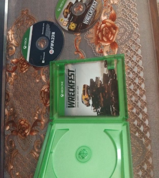Consola xbox one s cu un cobtroler +fifa 22 si wreckfest+