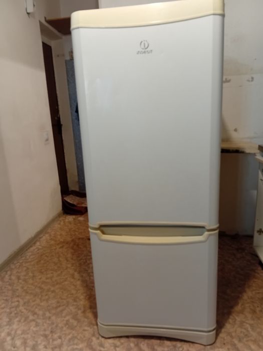 Холодильник Indesit всё работает