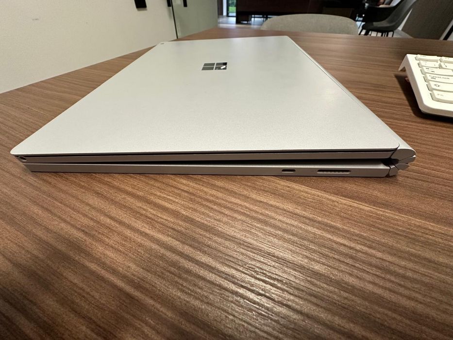 Microsoft Surface Book 2 15 inch schimb cu Macbook
