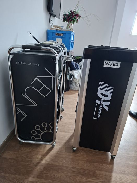 Vând ucenici de coafor!