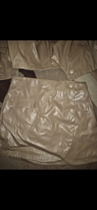 Бежов кожен сет пола панталон и синя рокля