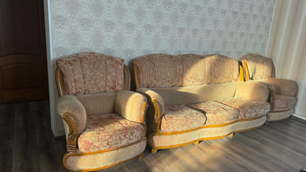 Красивый , большой диван