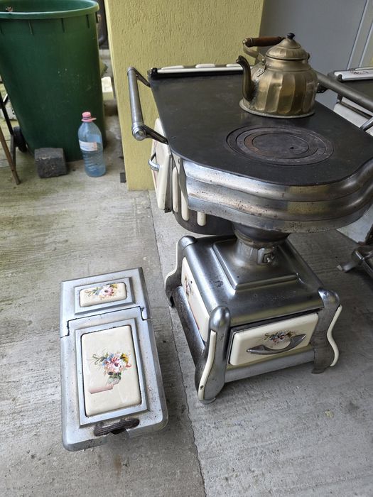 Sobă veche pe lemne