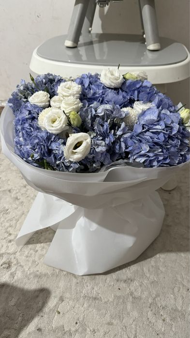 Цветы. Букет из гортензий, момоко, эустома.