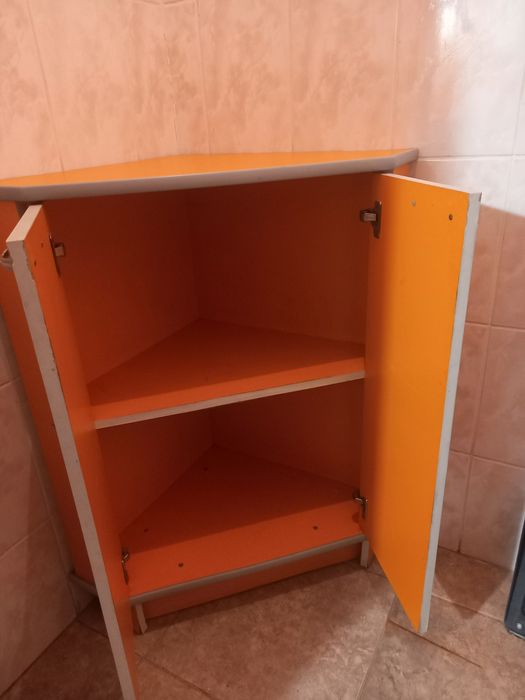 Продаю тумбочку угловую