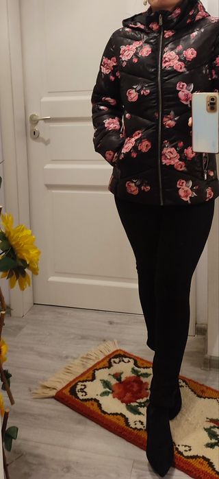 Gecuta Simplicity, deosebita, neagră cu trandafiri, guler înalt