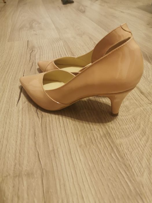 Vand pantofi cu toc mic, marime 35