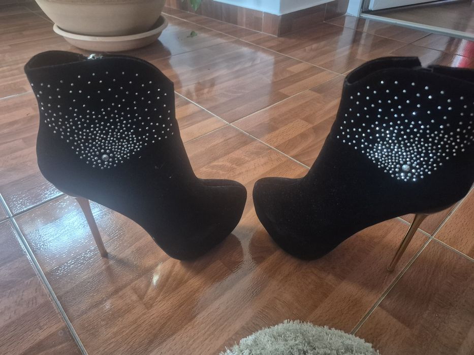 Ghete elegante de catifea cu ștrasuri