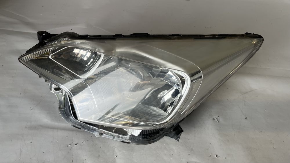 Ляв фар Toyota Verso S 2012-