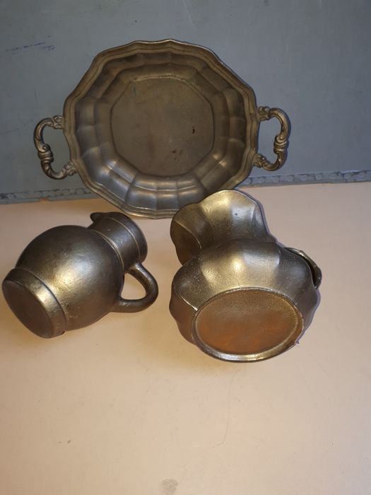 бронзов поднос с две атрактивни кани